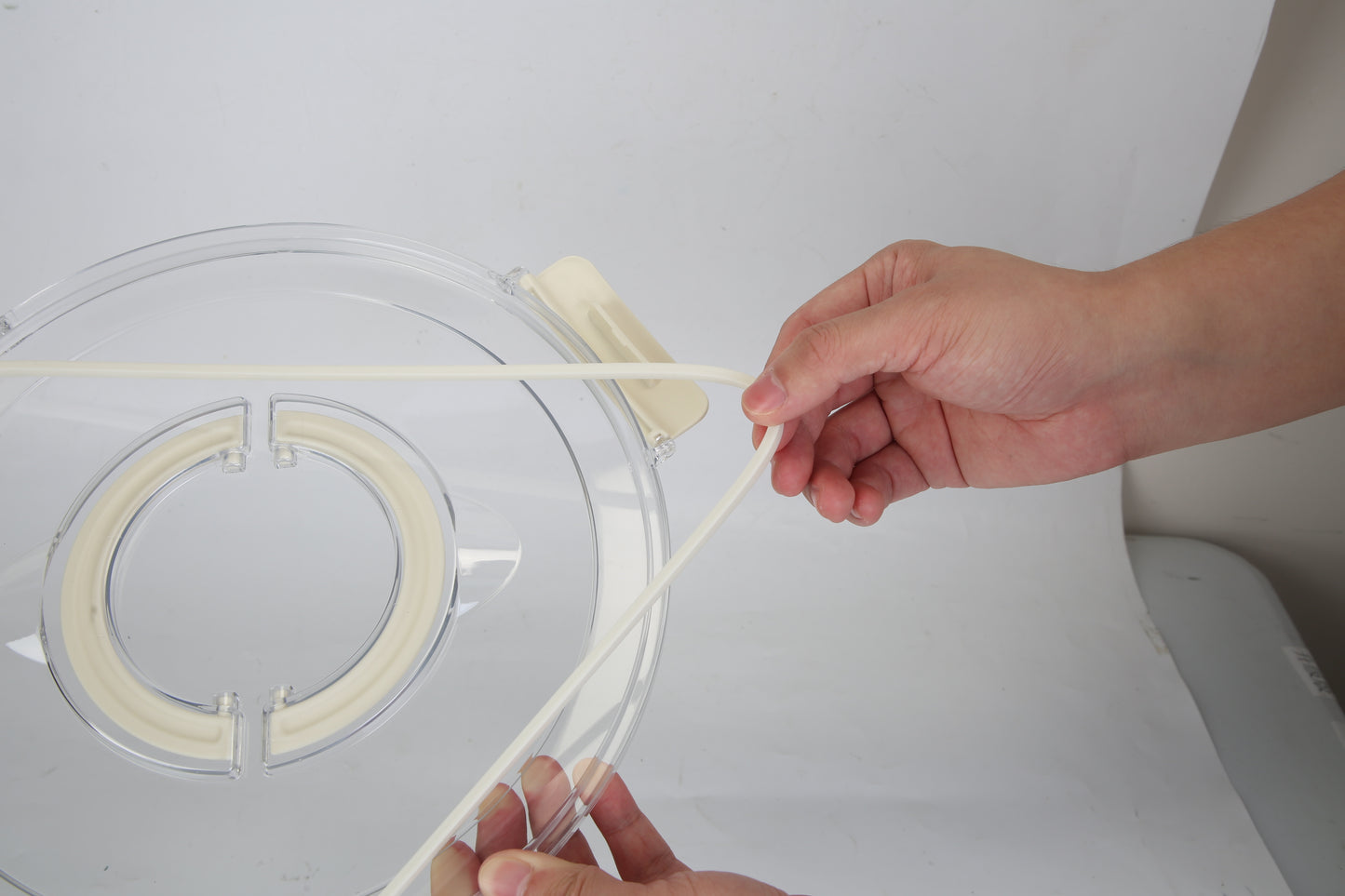 2Pcs Rotatable Snack Tray with Lid & Handle – 6-Compartment Divided Serving Platter for Fruits, Nuts, Candy – Clear Portable Containers for Parties & Picnics