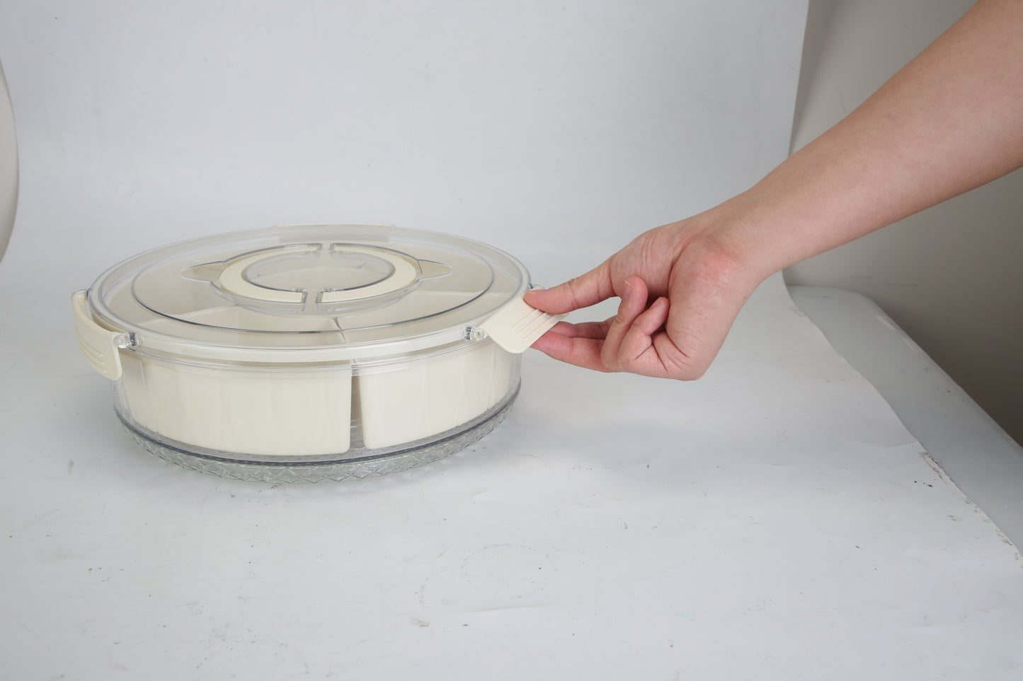 2Pcs Rotatable Snack Tray with Lid & Handle – 6-Compartment Divided Serving Platter for Fruits, Nuts, Candy – Clear Portable Containers for Parties & Picnics